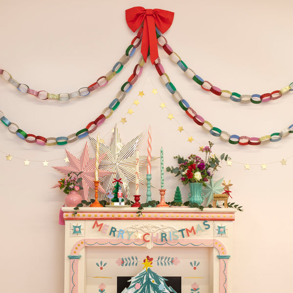 Our paper chain kit includes slot-together chains in jewel-like colours with shimmering glitter, a stylish decoration for Christmas. Image2