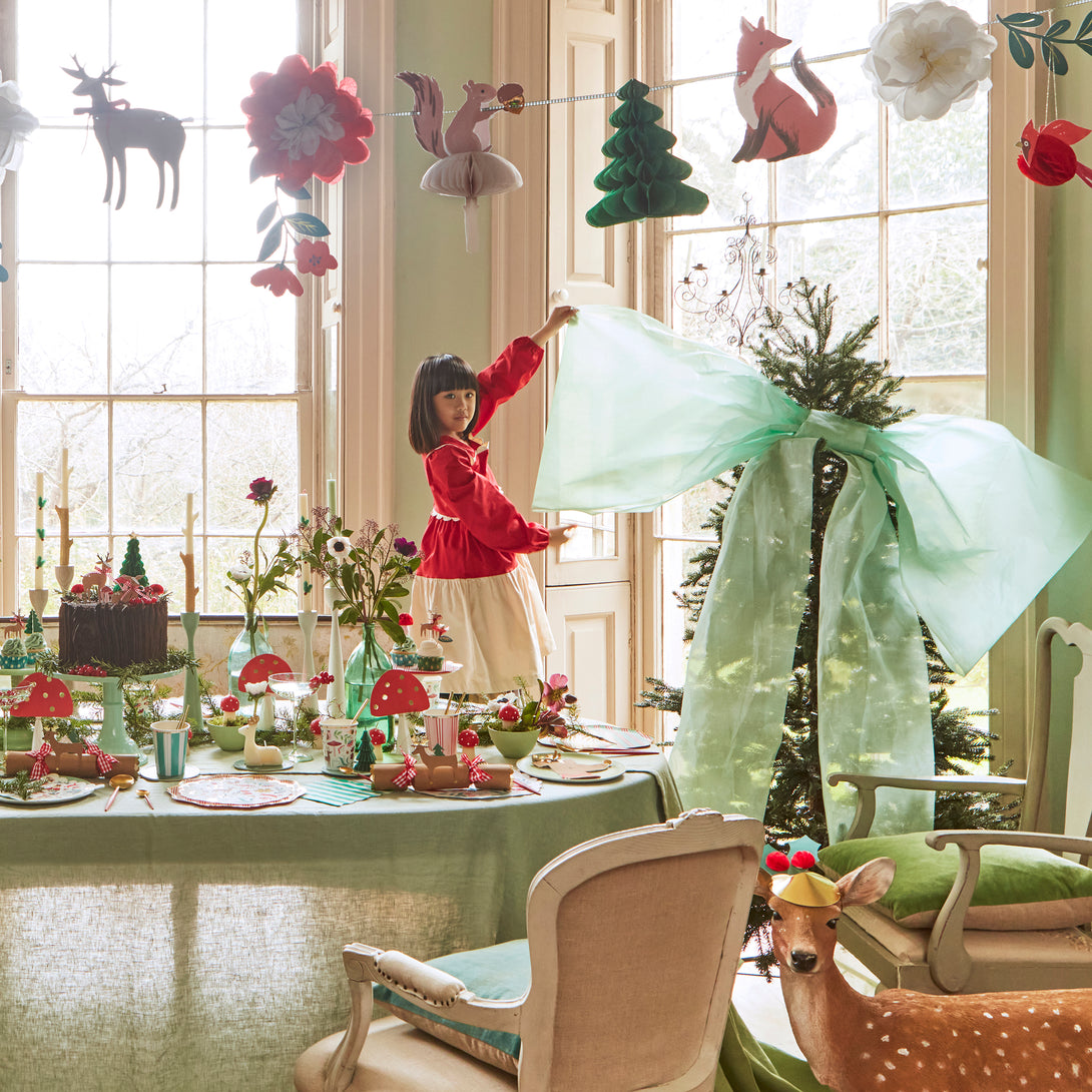 Our Christmas paper garland has traditional colours of red and green, with woodlands animals, trees and flowers for a charming effect.