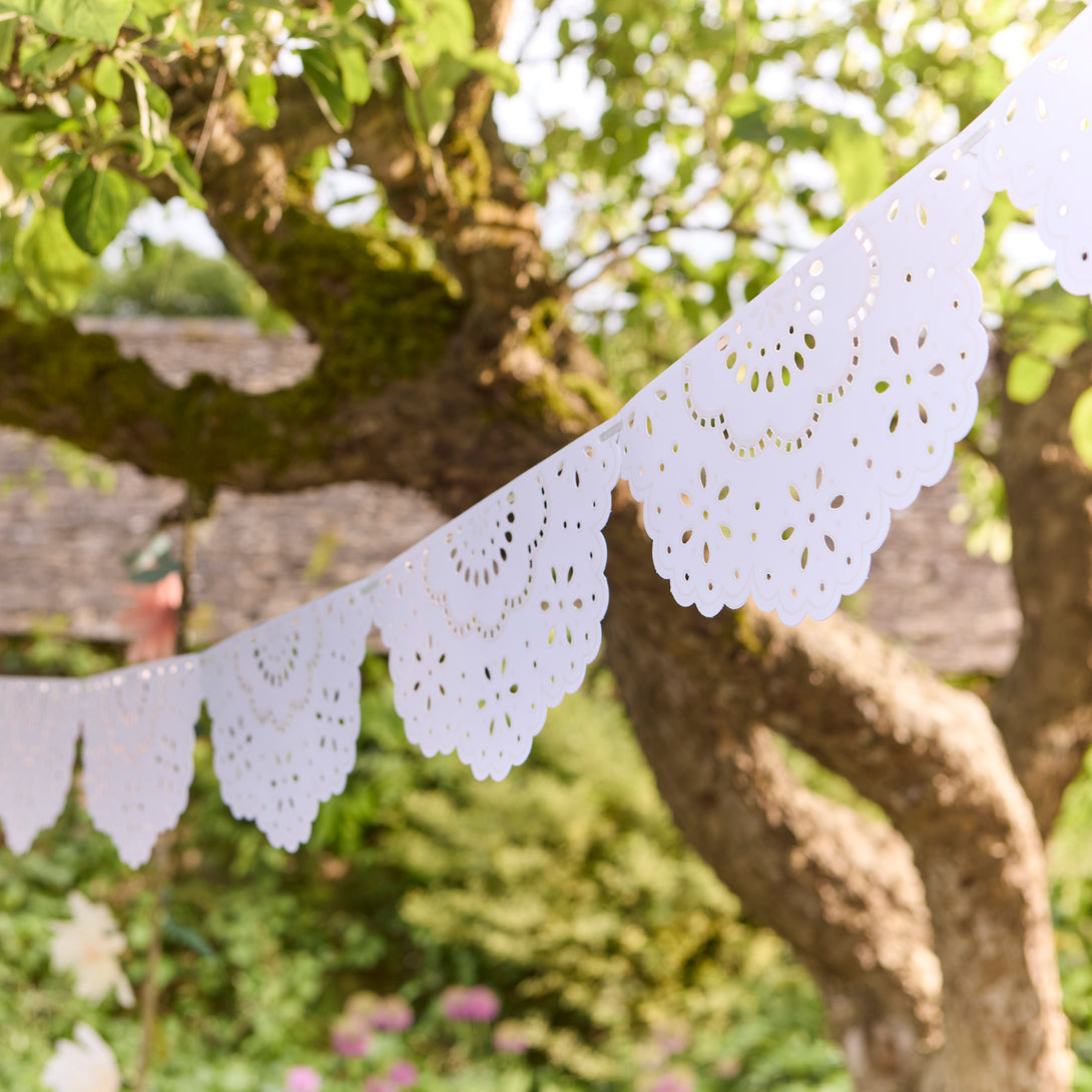 Our white party garland, with scalloped details and an embossed lace design, is ideal as a baby shower garland.