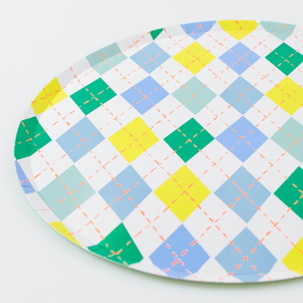 Our dinner plates, made from premium paper, feature a colourful argyle design, ideal for a tennis party, golf party, picnic or birthday meal. Image2
