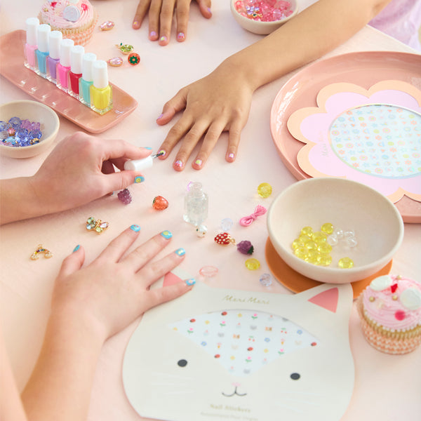 Use our groovy nail stickers as a fun party activity, as party favours or as party bag gifts. Easy to apply for a playful look. For ages 3+. Image2