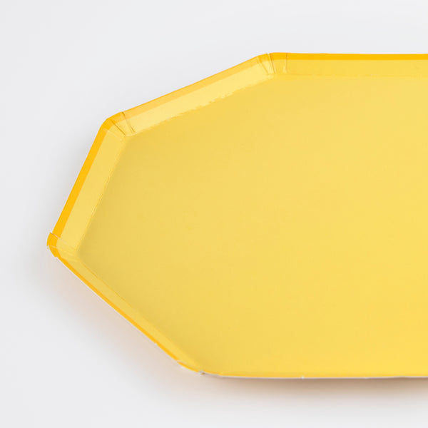 Our paper plates, in side plate size, are bright yellow and have a fabulous octagonal shape. Image3