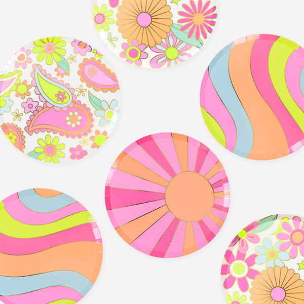 Our side plates, made from paper, feature vibrant flower power designs in psychedelic colours, ideal for 70s parties and cocktail parties. Image1
