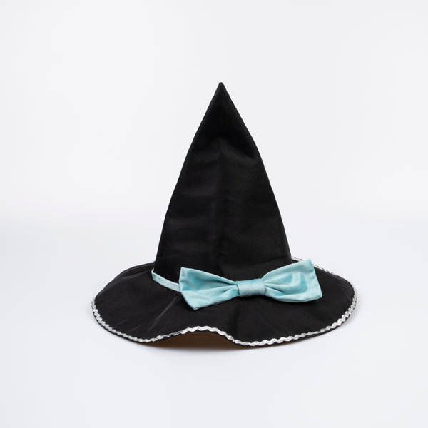 Our luxury witch costume set includes a tulle cape, an witch hat with a velvet bow and a colourful ribbon wand with a silver sequin star. Image5