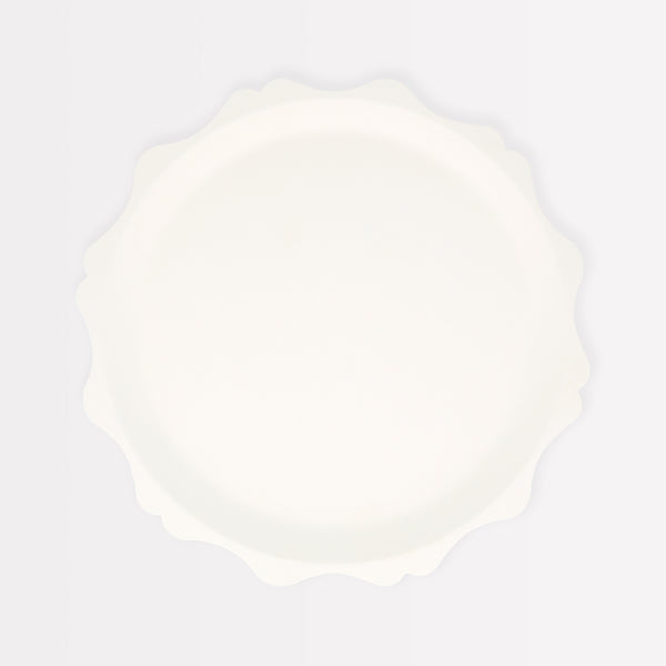 Our compostable plates, made in a small size from bamboo and sugar cane, have a classic cream colour ideal for bridal shower plates. Image1