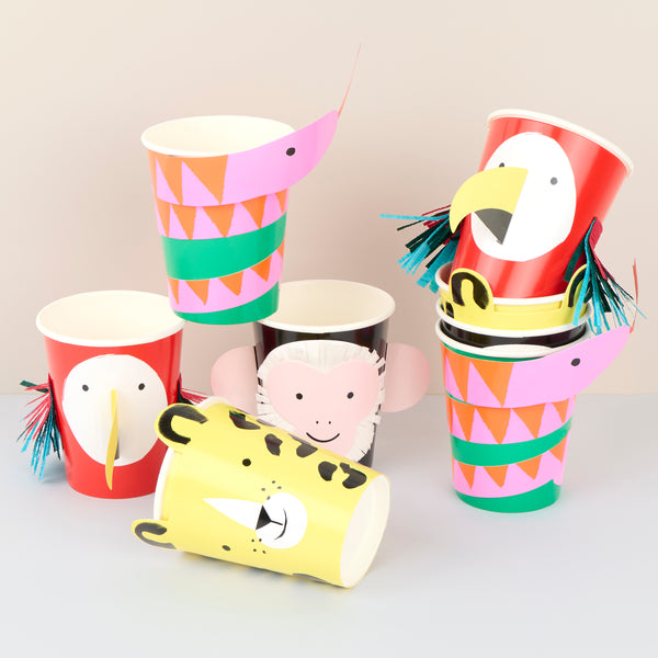 Make your jungle party come to life with our special set which includes tableware, party masks and vibrant garlands. 