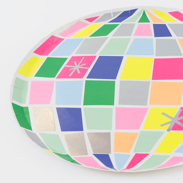 Our special paper plates are made to look like a disco ball, with holographic foil for shine and shimmer, ideal for a disco party. Image2