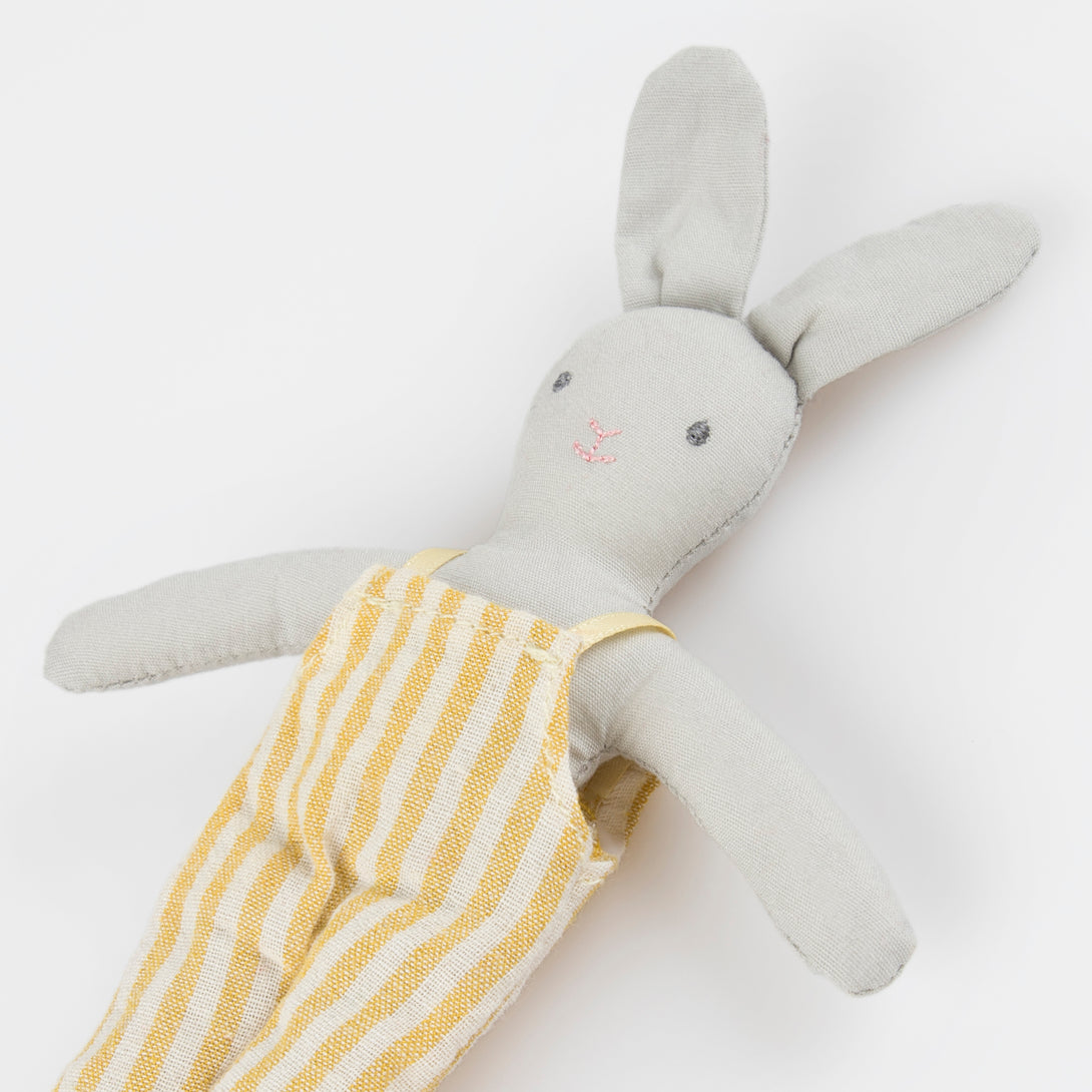 Our mini fabric bunny toy lives in a velvet carrot pouch for lots of imaginative fun.