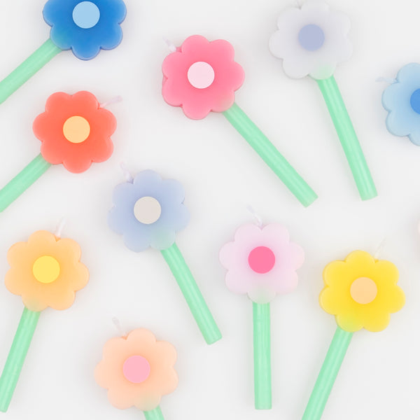 Our mini cake candles are made in the shape of colourful daisies, perfect as cake decorations. Image4