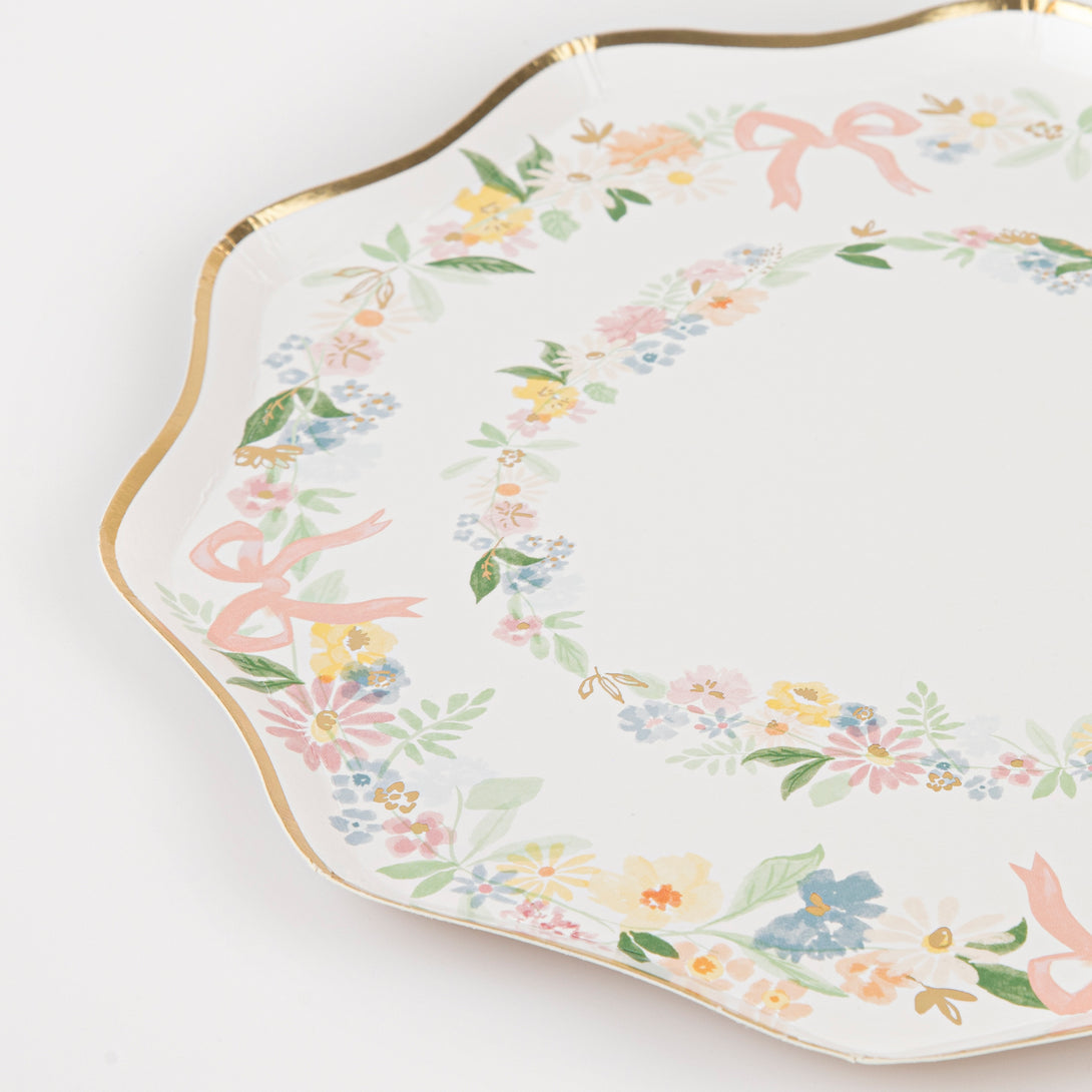 Our party plates, with a pretty flower and on-trend bow design, are really elegant.