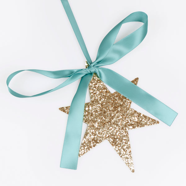 Our Christmas star decorations come in a set of 12, with 3 sizes. Covered with gold glitter, topped with ribbon bows, they are super stylish. Image2