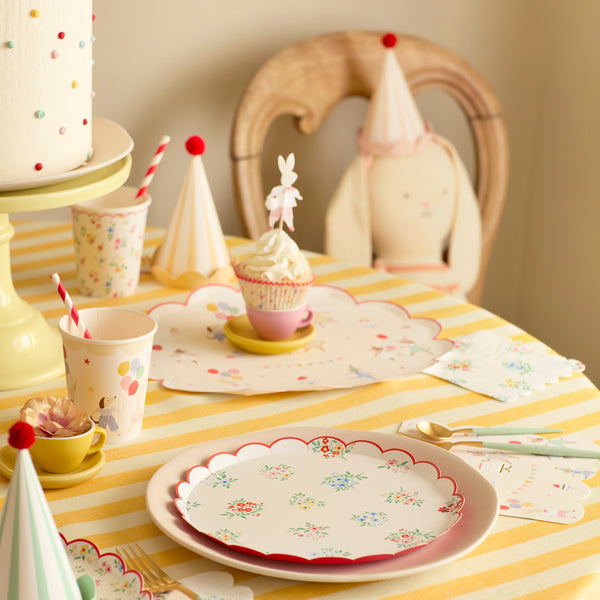 Our side plates feature classic flower designs with modern touches of red for a fashionable floral effect, idea for garden parties. Image2