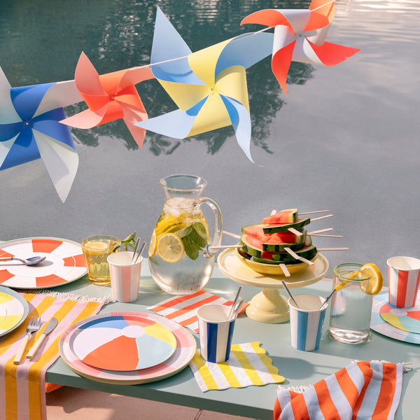Our paper plates feature a vibrant rubber ring design, ideal to give a summery vibe to a pool party or beach party. Image2