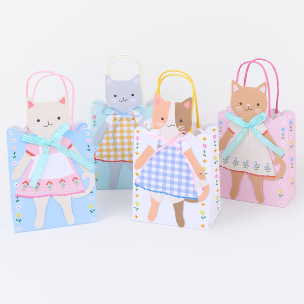 Our special paper gift bags feature adorable kittens in folk-inspired outfits with pretty ribbon bow embellishments, ideal for birthday parties. Image3