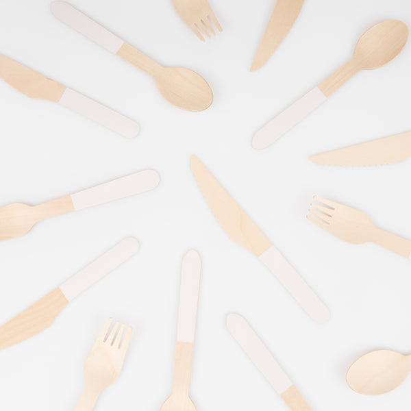Our disposable cutlery set is made from birch wood and features pretty pink handles. Image2