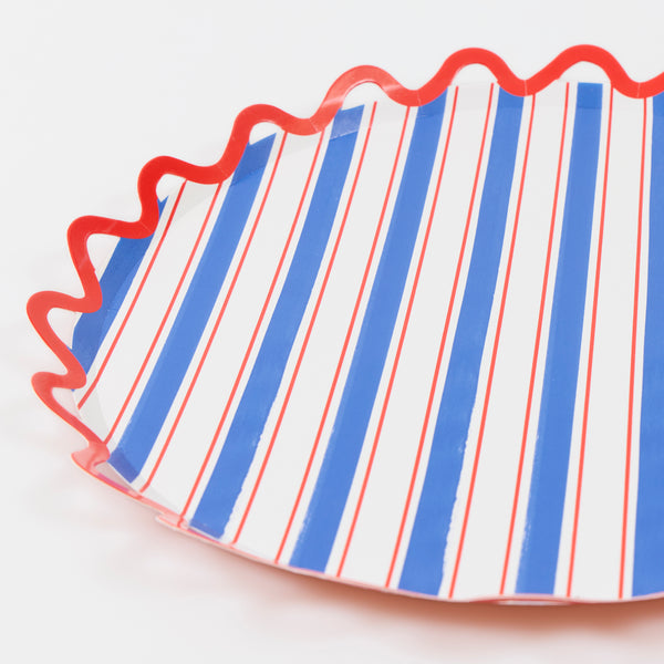 Our dinner plates, made from paper with a wavy edge, feature nautical stripes in red, white and blue, ideal for chic summery gatherings. Image3