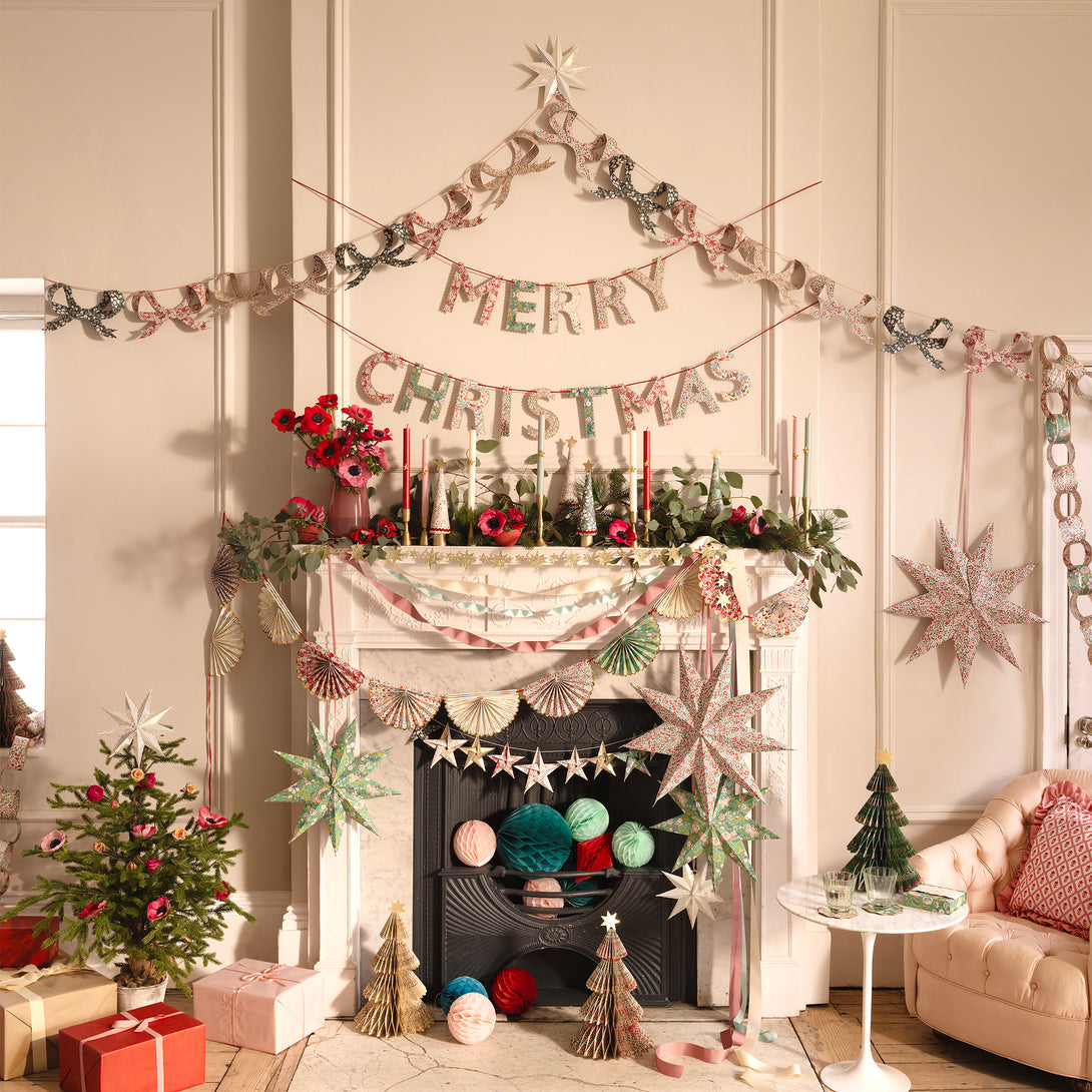 Our Christmas paper garland features 8 bows with joyful Liberty floral patterns and a soft velvet ribbon, for an elegant effect. Image2