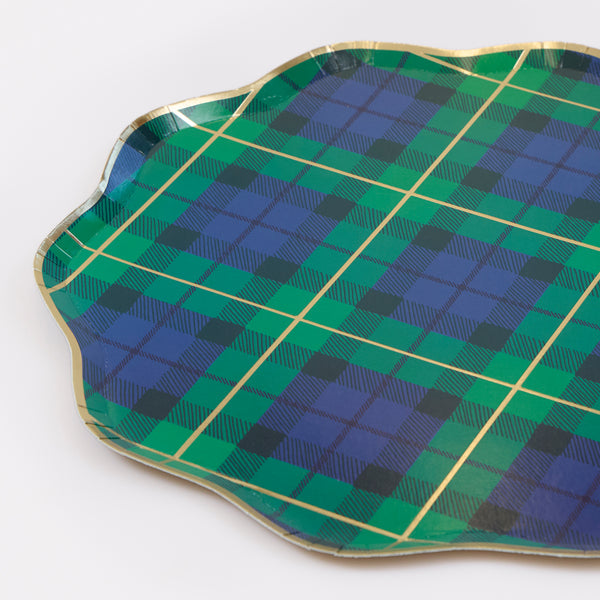 Decorate your Christmas dinner table with our tartan plates, napkins, cups, crackers and add a festive flair with the tartan bow garland. Image9