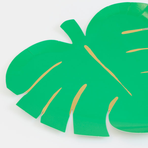 Make your party look totally tropical with our leaf paper plates with shiny gold foil details. Image3