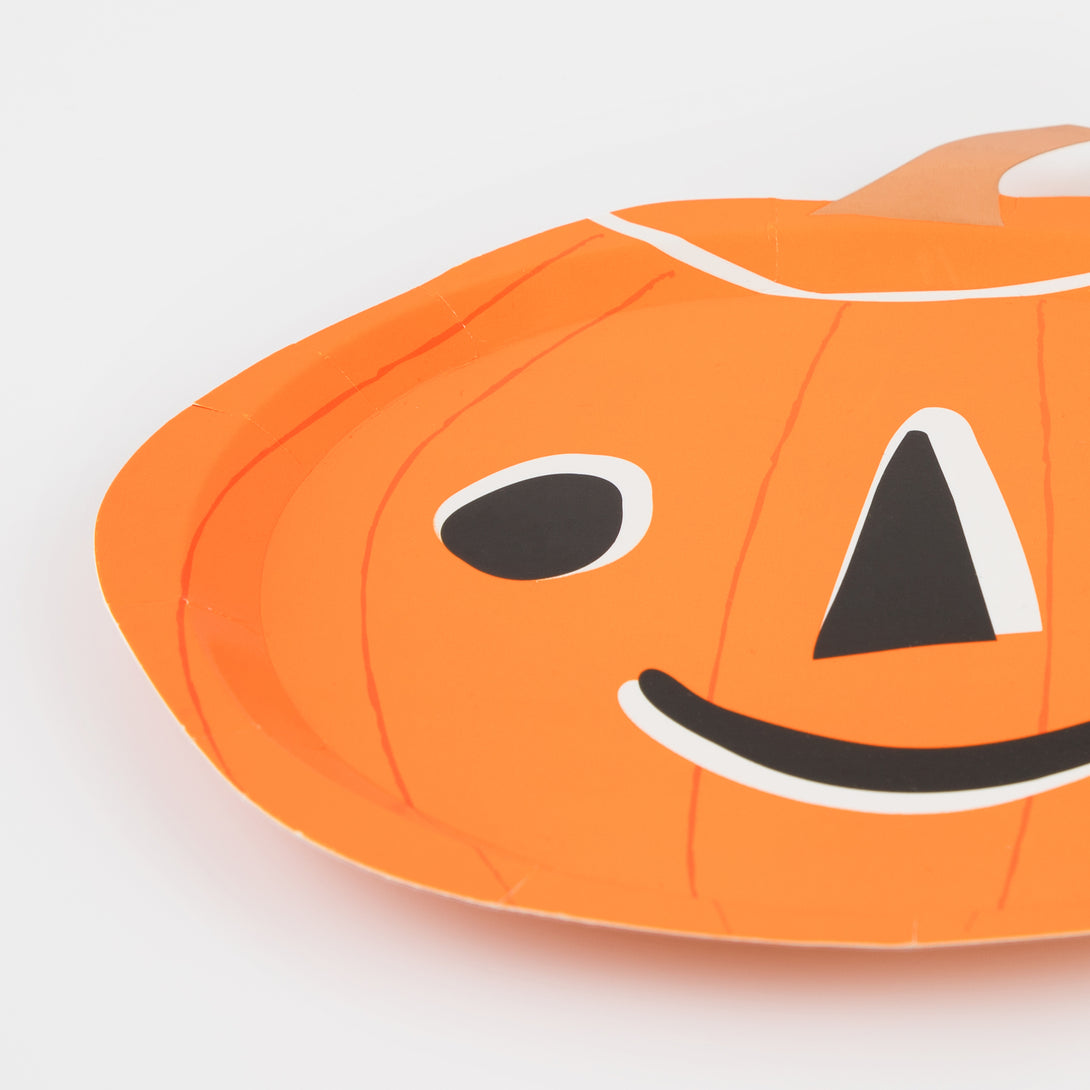 Make your Halloween party table look amazing with our decorative Halloween paper plates.