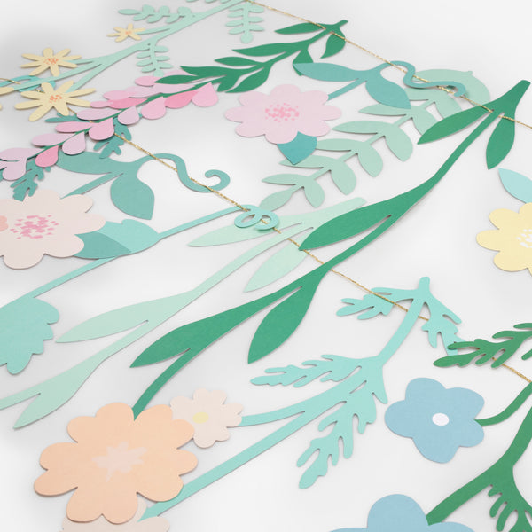 Our party garland, with flowers and foliage, is the perfect party packdrop. Image4