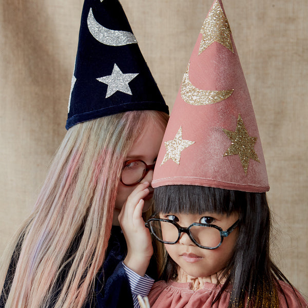 This wizard cape, wizard hat and star wand set, crafted from pink velvet and gold glitter fabric, is a fabulous costume for girls. Image2