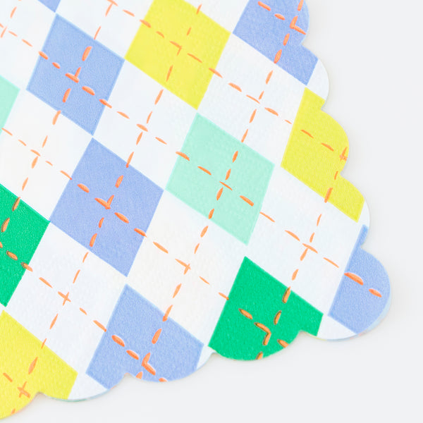 Our large paper napkins feature a colourful argyle pattern, ideal for tennis parties, golf parties and birthdays, for a practical and decorative look. Image2