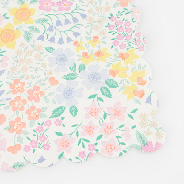 Our disposable napkins, made from high-quality 3-ply paper, feature a pretty floral design that's ideal for afternoon tea, or garden parties. Image3