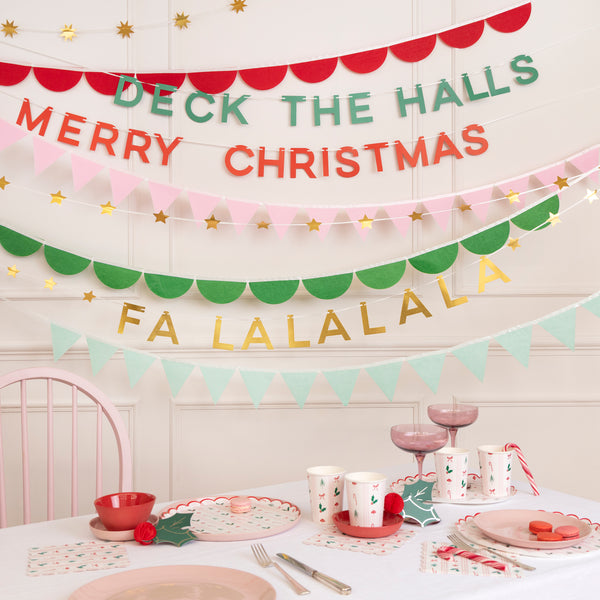 Decorate your table and home with our Christmas set with paper plates, napkins, cups, place cards and 9 Christmas garlands for a joyful look. 