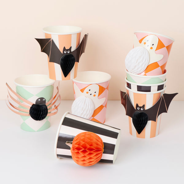 Unsere Halloween-Tassen zeigen Halloween-Symbole mit Wabendetails, ausgeschnittenen Formen und viel Farbe und Kupferfolie für einen tollen Effekt. Bild1