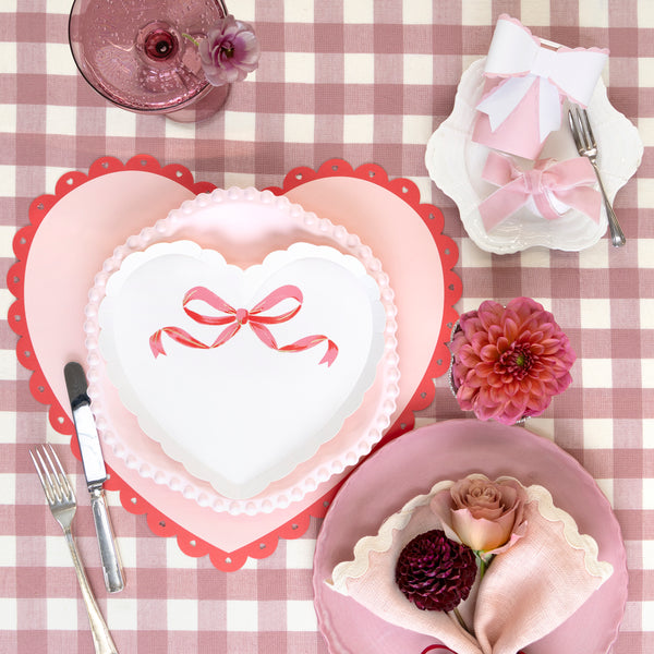 Our paper napkins, heart-shaped in pink and white with a pretty bow design, are ideal to add to your Valentine's Day decorations. Image2