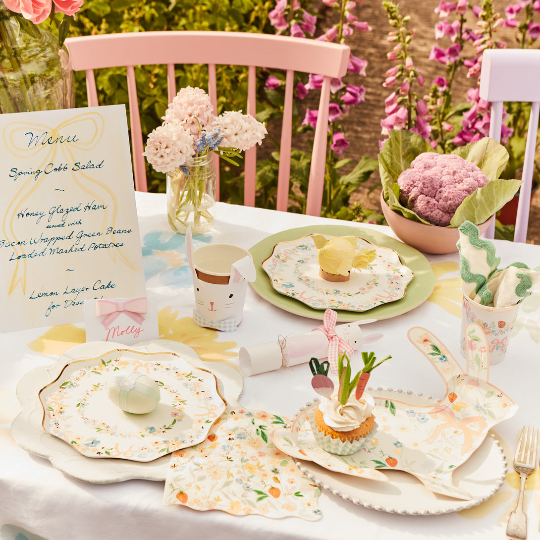 Our party plates with a pretty floral design are elegant and stylish.