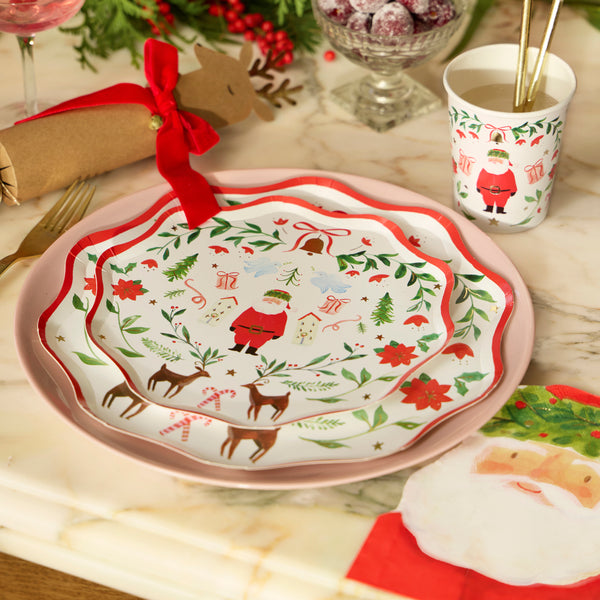 I nostri piatti di Natale, realizzati in carta pesante, presentano una scena di Babbo Natale di ispirazione folkloristica, perfetta per gli ospiti di tutte le età. Immagine2