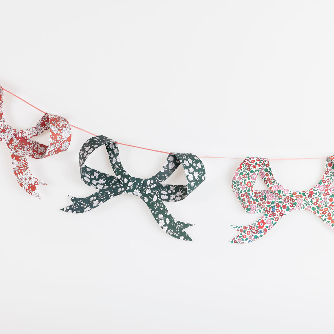 Our Christmas paper garland features 8 bows with joyful Liberty floral patterns and a soft velvet ribbon, for an elegant effect. Image4