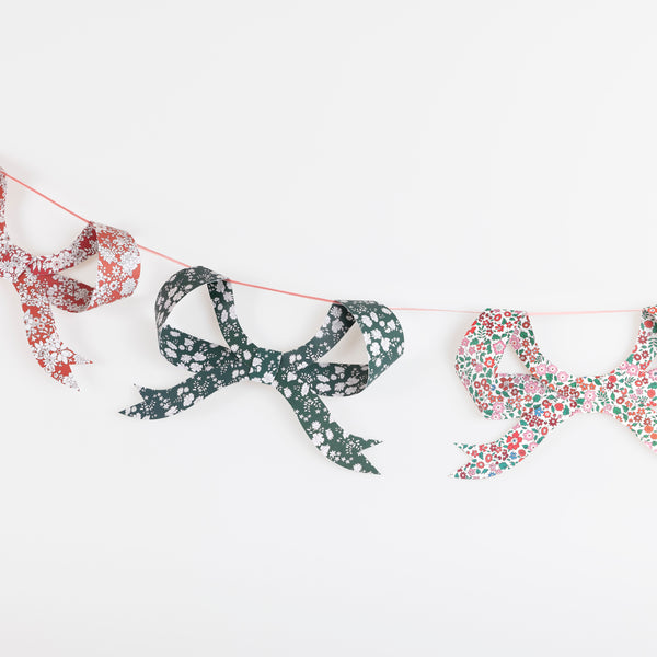 Our Christmas paper garland features 8 bows with joyful Liberty floral patterns and a soft velvet ribbon, for an elegant effect. Image4