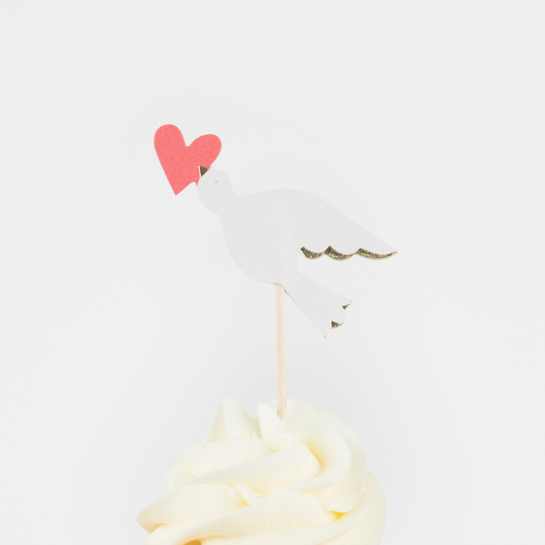 Your Valentine's cupcakes will look super sweet with our pink and red cake toppers and cupcake cases. Image7