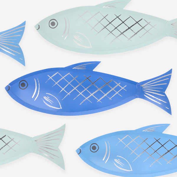 Let our fish-shaped plates, made from paper in shades of blue with shiny silver foil details, add a wonderful ocean vibe to your party. Image1