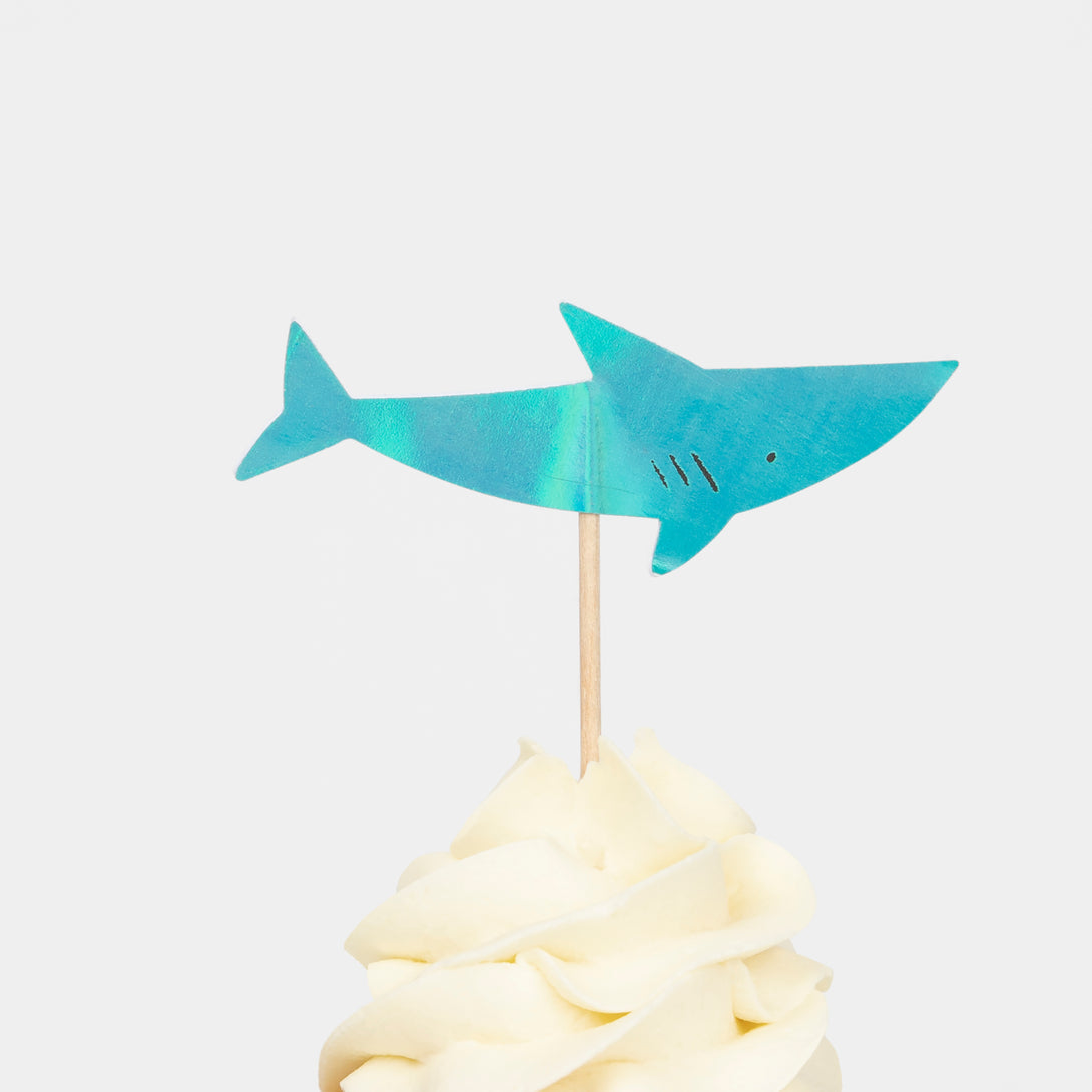 Our special under the sea set includes a stunning sea garland, plates, napkins, cupcake kit and 3D shark cups. 