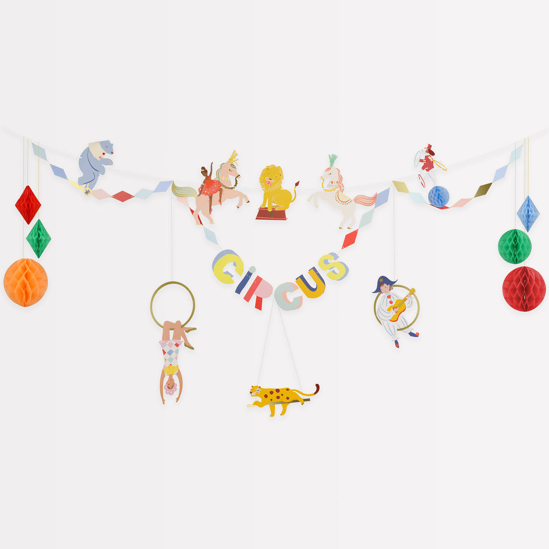 Our circus party set has all you need to make your party a success, with a circus garland, plates, napkins, cups and party bags. 