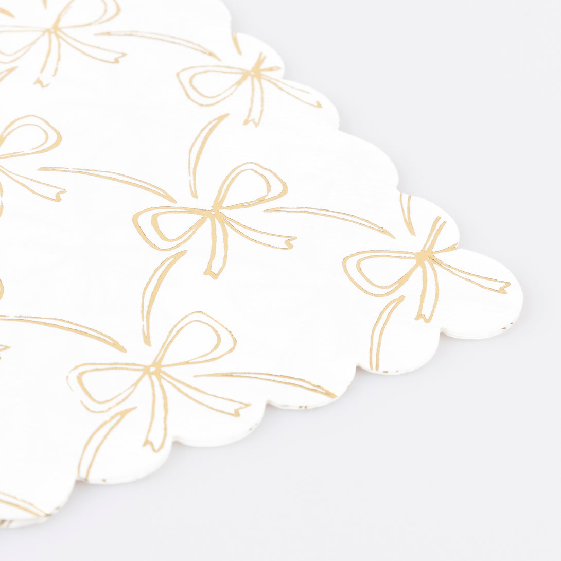 Use our premium paper napkins at your Christmas dinner, the gold bows and scalloped border gives a sophisticated effect. Image2