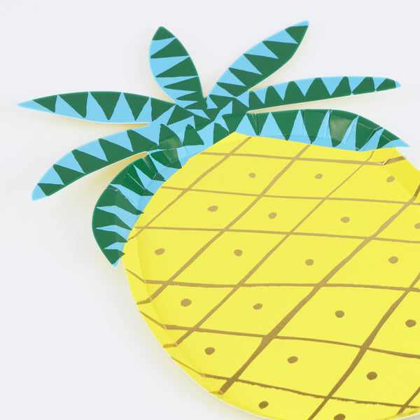 Our party plates, designed to look like pineapples with shiny gold foil details, are made from quality paper and are perfect for a tropical party. Image3
