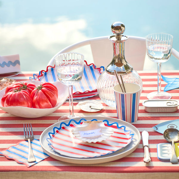 Our paper cups, suitable for hot and cold drinks, feature a natural red, white and blue striped design, ideal for a chic celebration. Image2