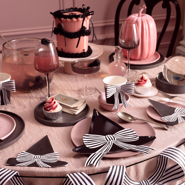 Our Halloween napkins are made in the shape of a witch hat with elegant striped bow, ideal to add to your Halloween party supplies. Image2