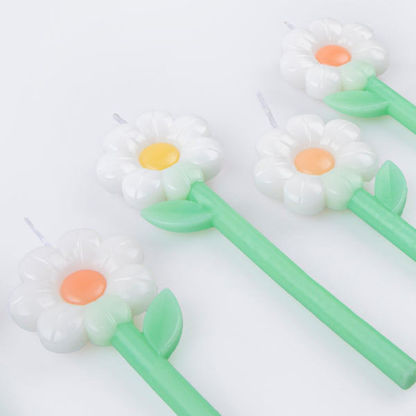 Our daisy candles are perfect as cupcake candles, or as birthday cake decorations. Image3