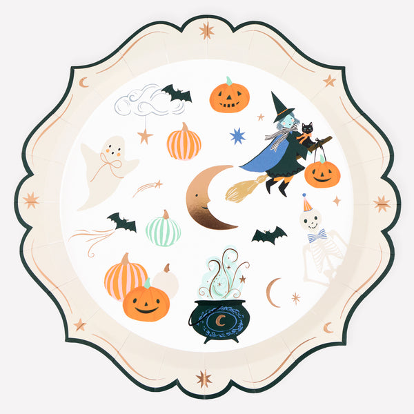 Vores halloween-tallerkener er lavet af papir i tallerkenstørrelse og har sjove figurer og ikoner kombineret med en udsmykket kant, der giver et elegant look. Billede 1