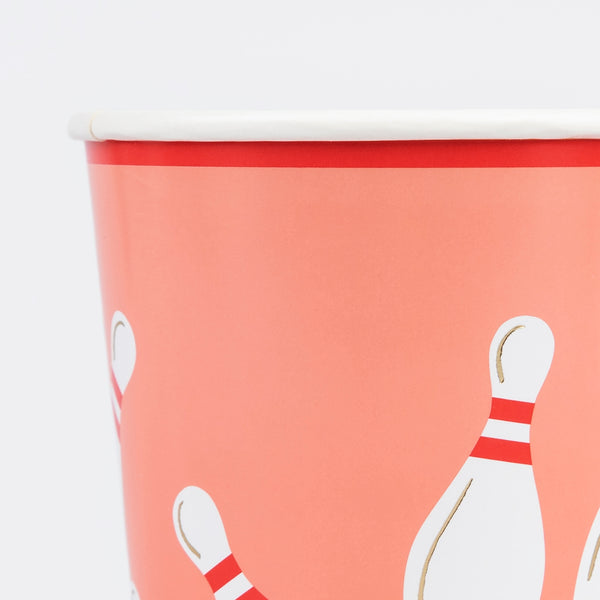 Use our party cups, with a bowling pin design, to serve hot or cold drinks at your bowling party. Image2