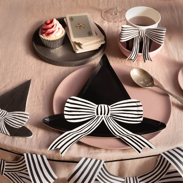 Our black party cups, with chic striped bows, are ideal for your Halloween drinks. Image2