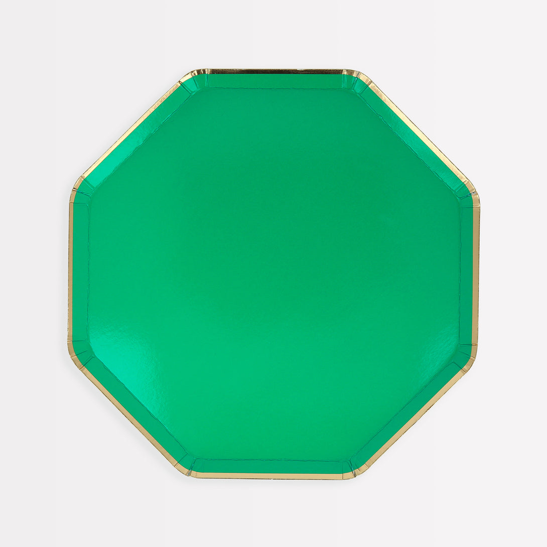 Our green side plates, with an eye-catching octagonal shape and shiny gold foil details, are ideal as cocktail plates or as small party plates.