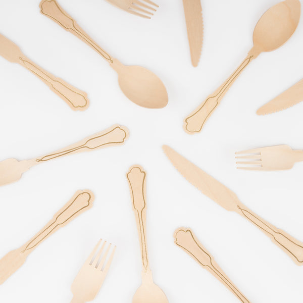 Our wooden knives, forks and spoons feature gold foil details, making them perfect as garden party cutlery. Image3