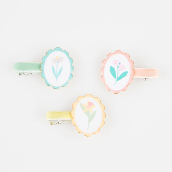 Our charming hair clips, with pretty pastel flower cameos, make great party bag gifts. Image3